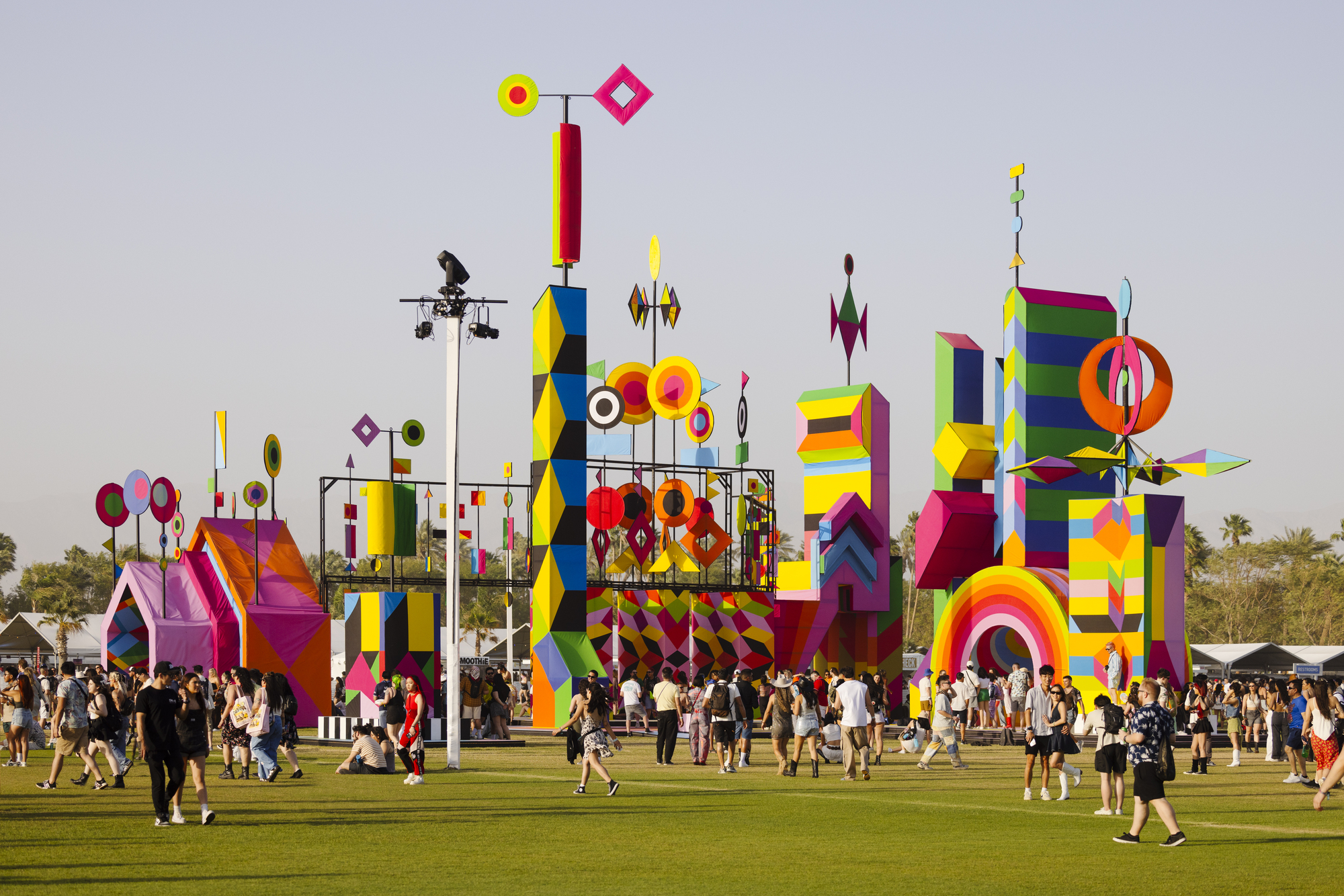 نصب‌های Coachella 2024 تقاطع هنر، موسیقی و جامعه را کاوش کنید