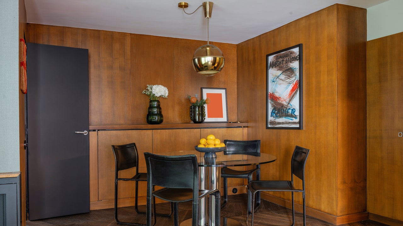 یک آپارتمان 538 فوت مربعی زیر شیروانی با سبک دهه 1970 و چشم‌انداز نوتردام